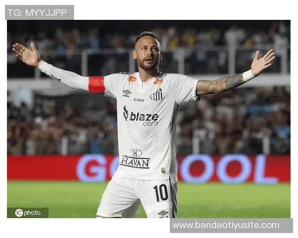 内马尔因伤缺阵携女儿现身球场为桑托斯加油助威