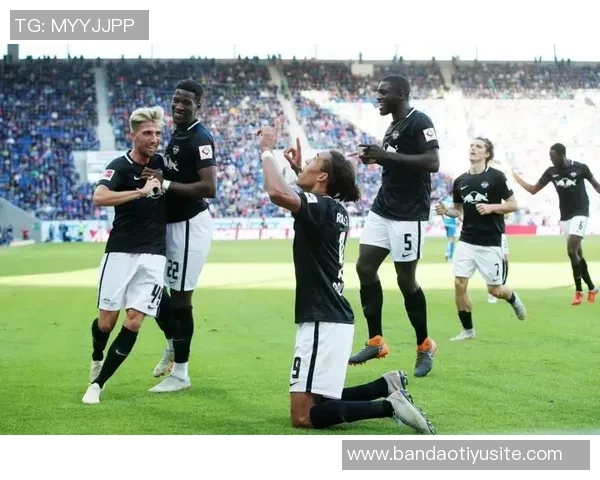 枪手球迷用坎贝尔Tifo嘲讽热刺展现死敌情结