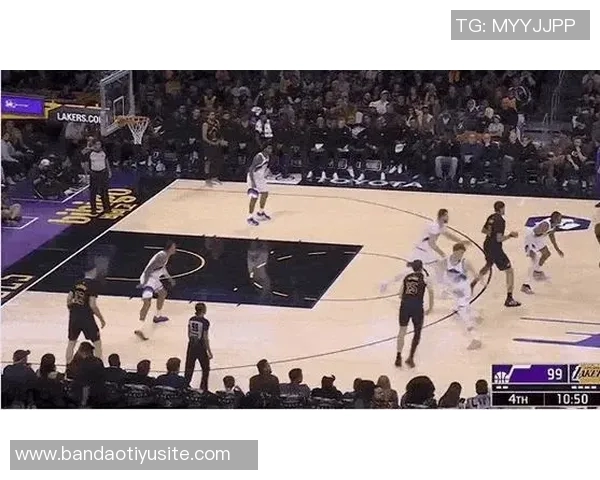 詹姆斯密切关注湖人动态路威建议他全力以赴争夺冠军 詹姆斯密切关注湖人动态路威建议他全力以赴争夺冠军