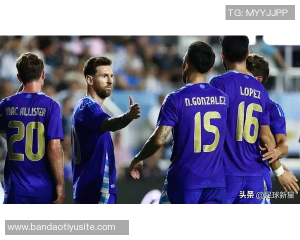 波多黎各歌手洋基老爹亲临阿根廷训练营与梅西等球员亲密合影